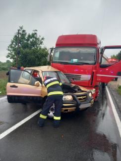Accident grav lângă Sarcău, cu un autocamion și un autoturism: Un bărbat a fost descarcerat (FOTO)