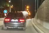 Aventură în trafic, filmată în Oradea: Pasageri ieșiți pe geamurile unei mașini aflate în mers (VIDEO)